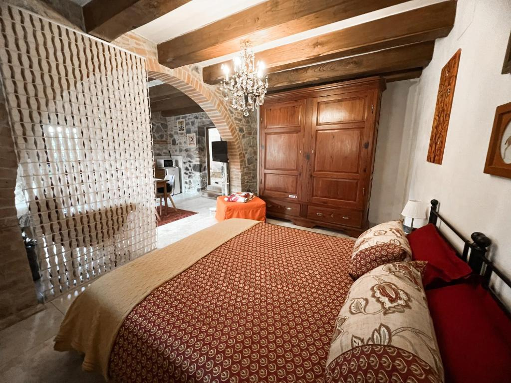 Camera con armadio antico in legno massello